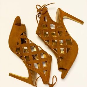 BCBG GENERATION CAMEL HEEL SANDALS IN SIZE 9 $15